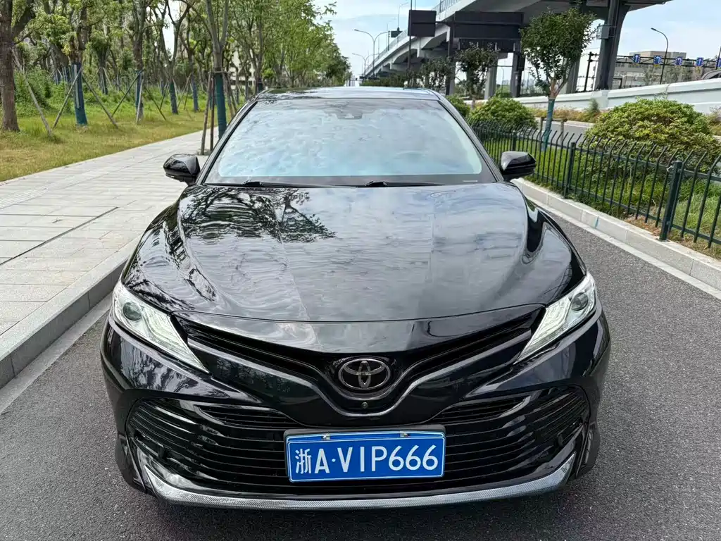 Toyota Camry 2018 — фото 2