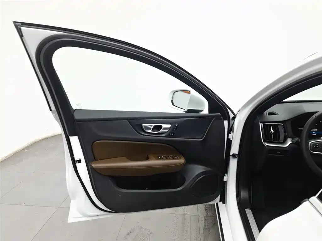 Volvo S60 2024 — фото 8