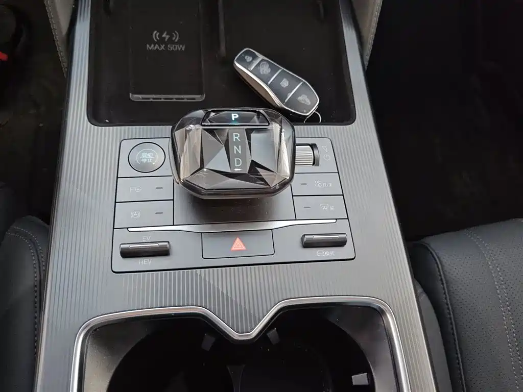 BYD L DM-i 2025 — фото 14