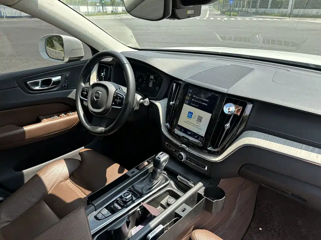 Volvo XC60 2019 — фото 12