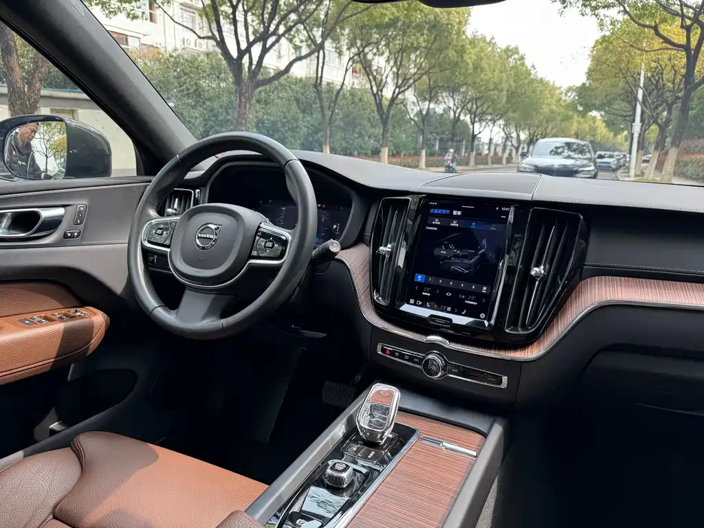 Volvo XC60 2021 — фото 12