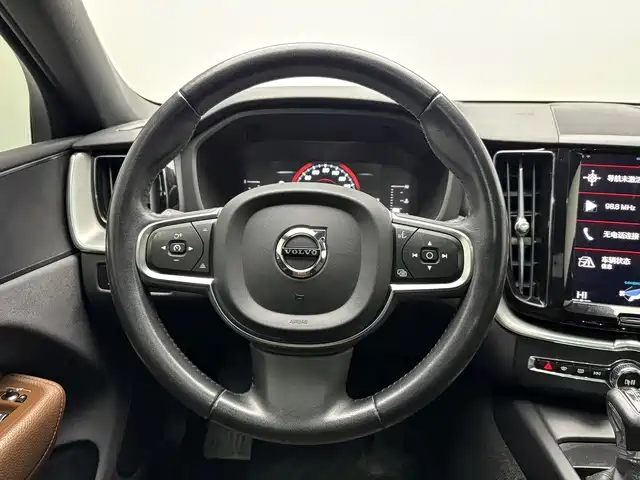 Volvo XC60 2021 — фото 10