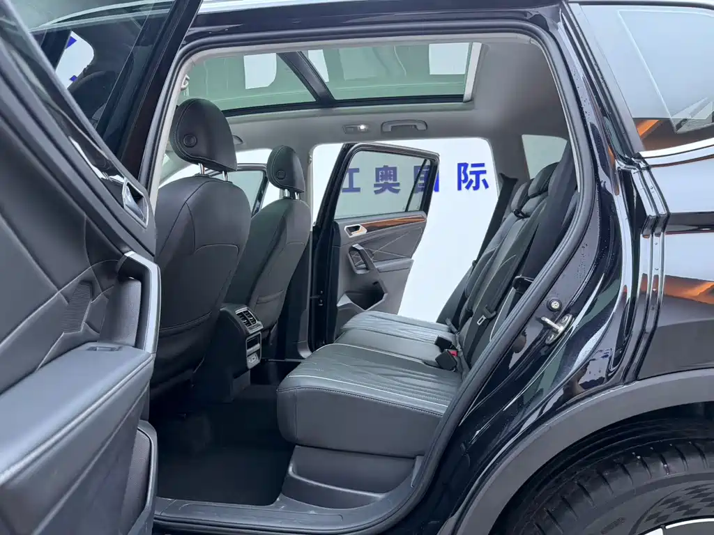 Volkswagen Tiguan L 2023 — фото 12