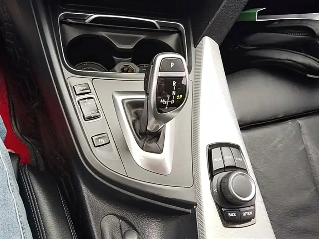 BMW 3 Series 2018 — фото 14