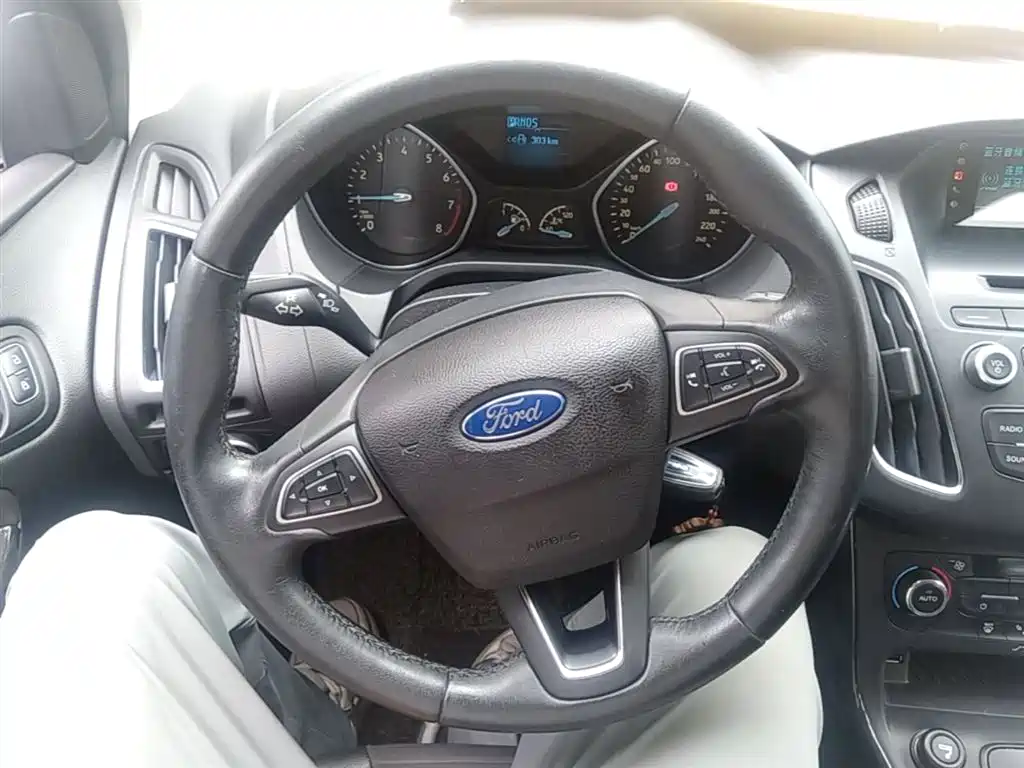 Ford Focus 2016 — фото 11