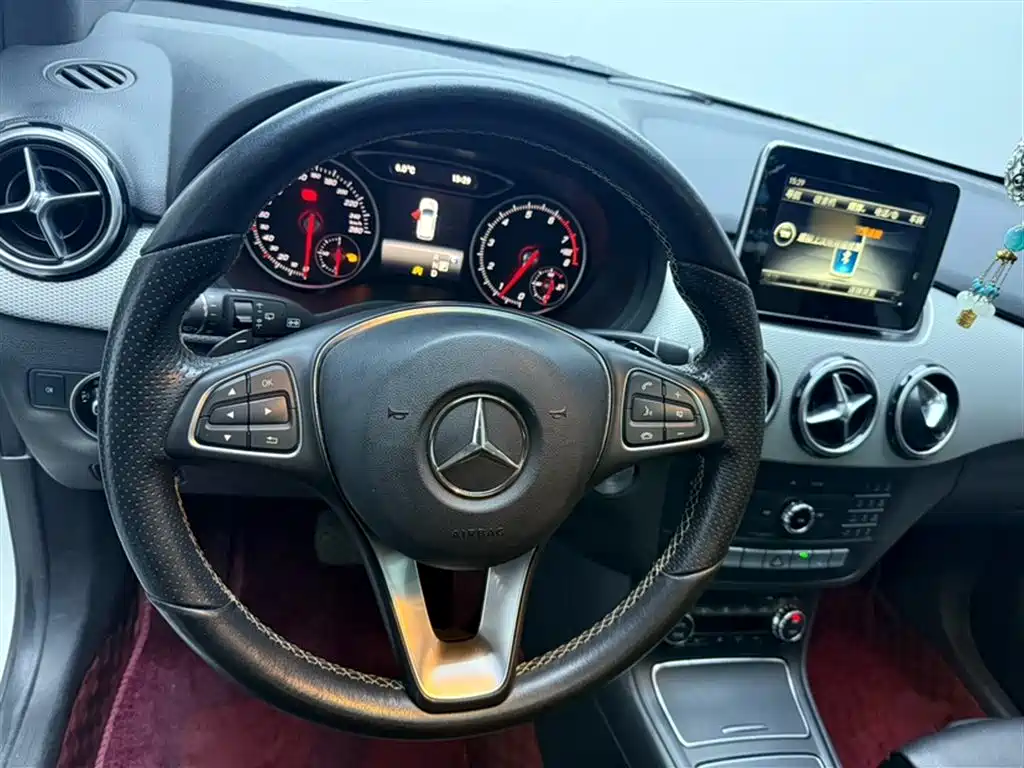 Mercedes-Benz B-Class 2017 — фото 17