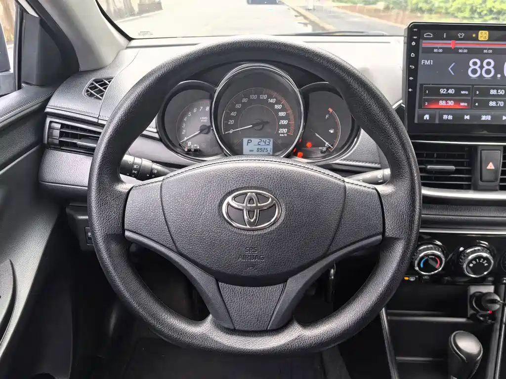 Toyota Yaris L 2020 — фото 13
