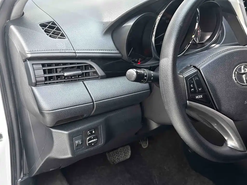 Toyota Yaris L 2022 — фото 10