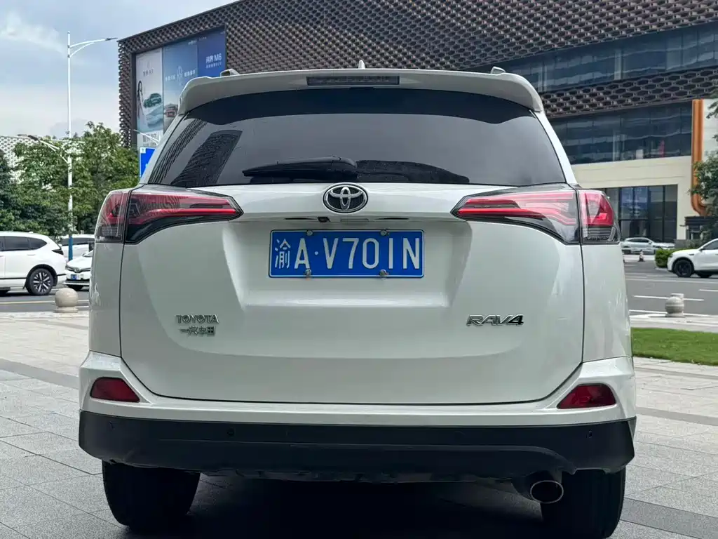 Toyota RAV4 2018 — фото 5