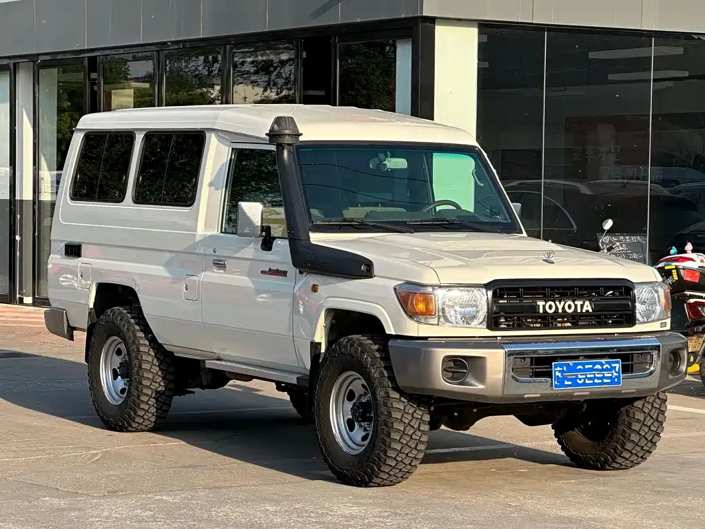 Toyota Land Cruiser 2024 — фото 1