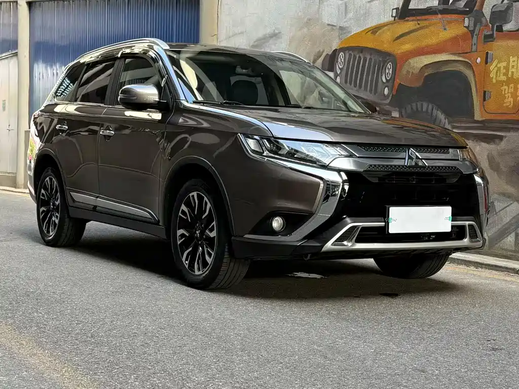 Mitsubishi Outlander 2021 — фото 1