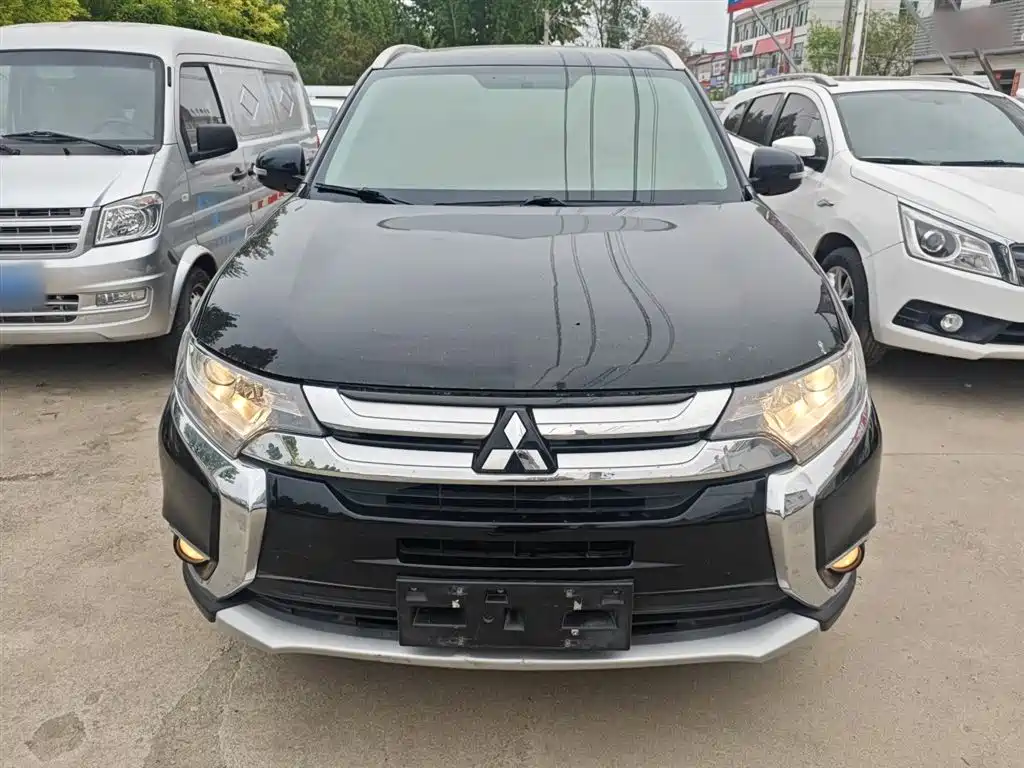 Mitsubishi Outlander 2018 — фото 3