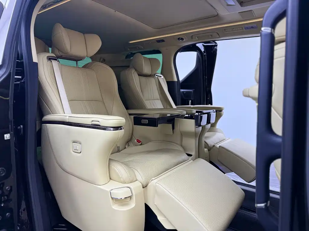 Toyota Alphard 2023 — фото 18