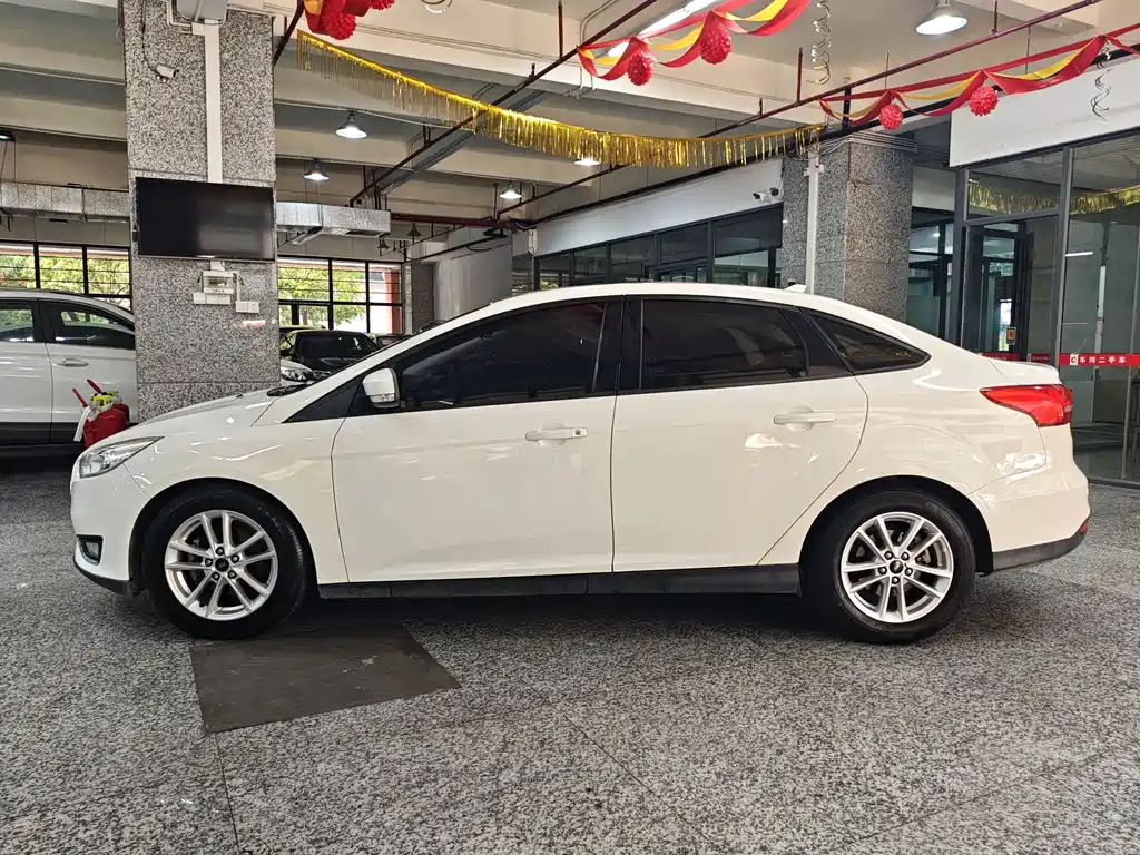 Ford Focus 2018 — фото 15