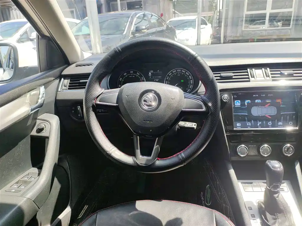 Skoda Octavia 2018 — фото 11