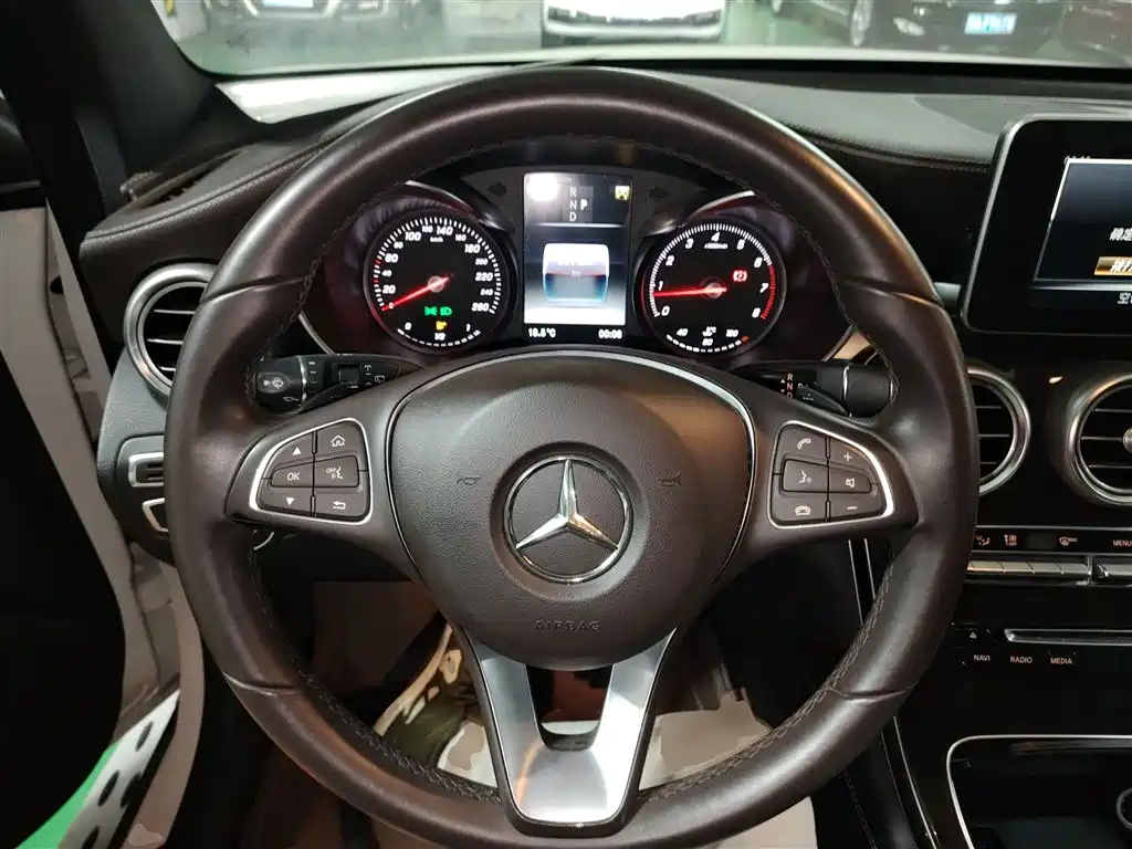 Mercedes-Benz GLC 2018 — фото 11
