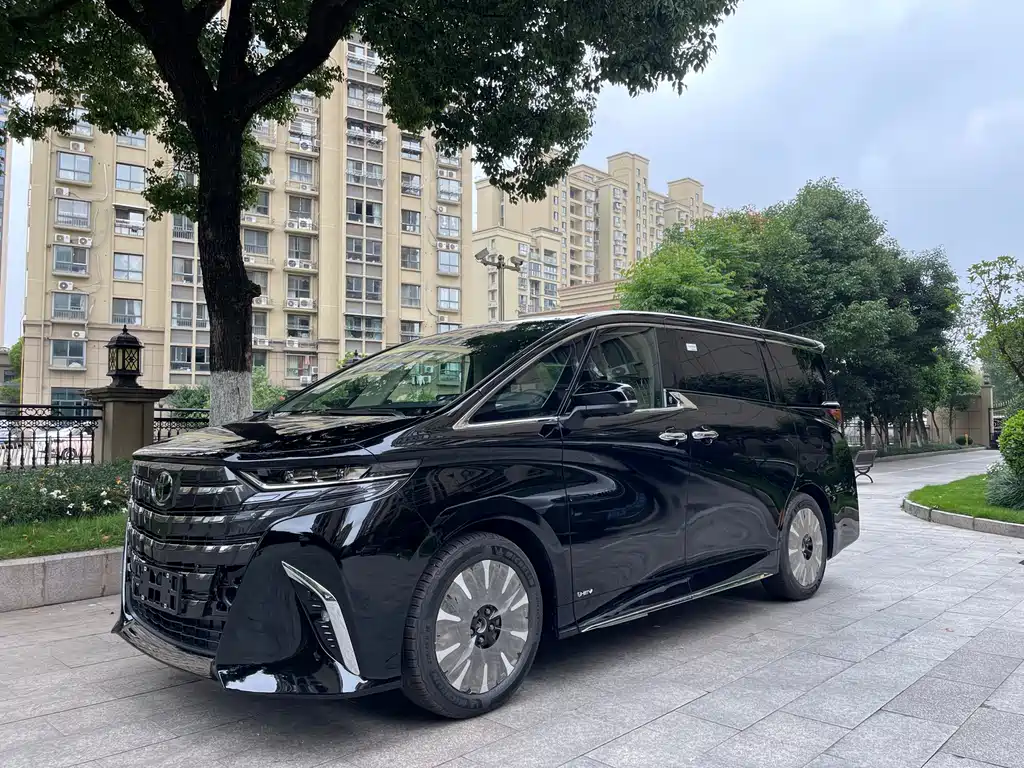 Toyota Alphard — фото 1