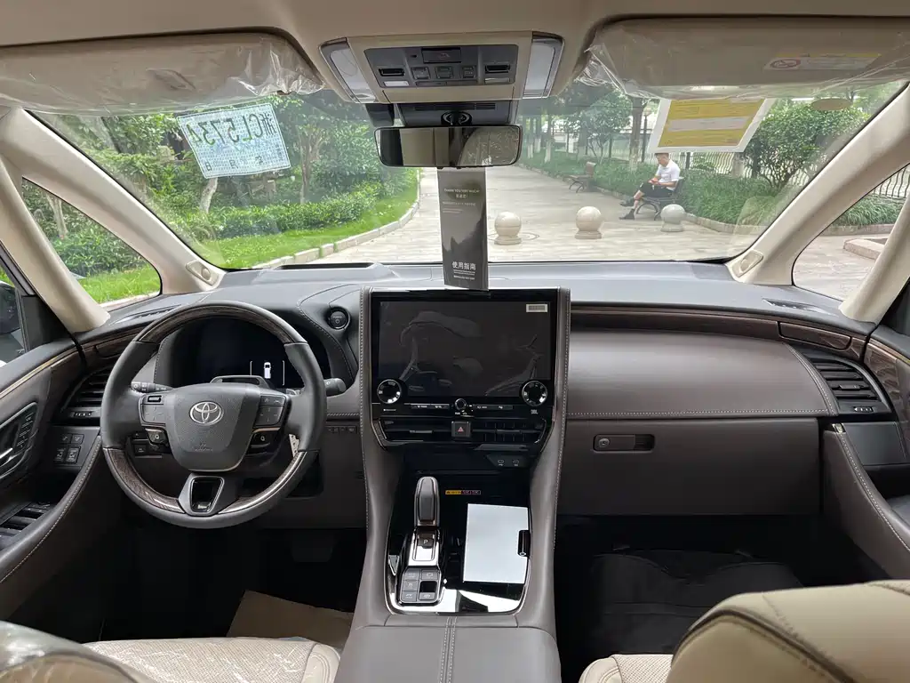 Toyota Alphard — фото 9