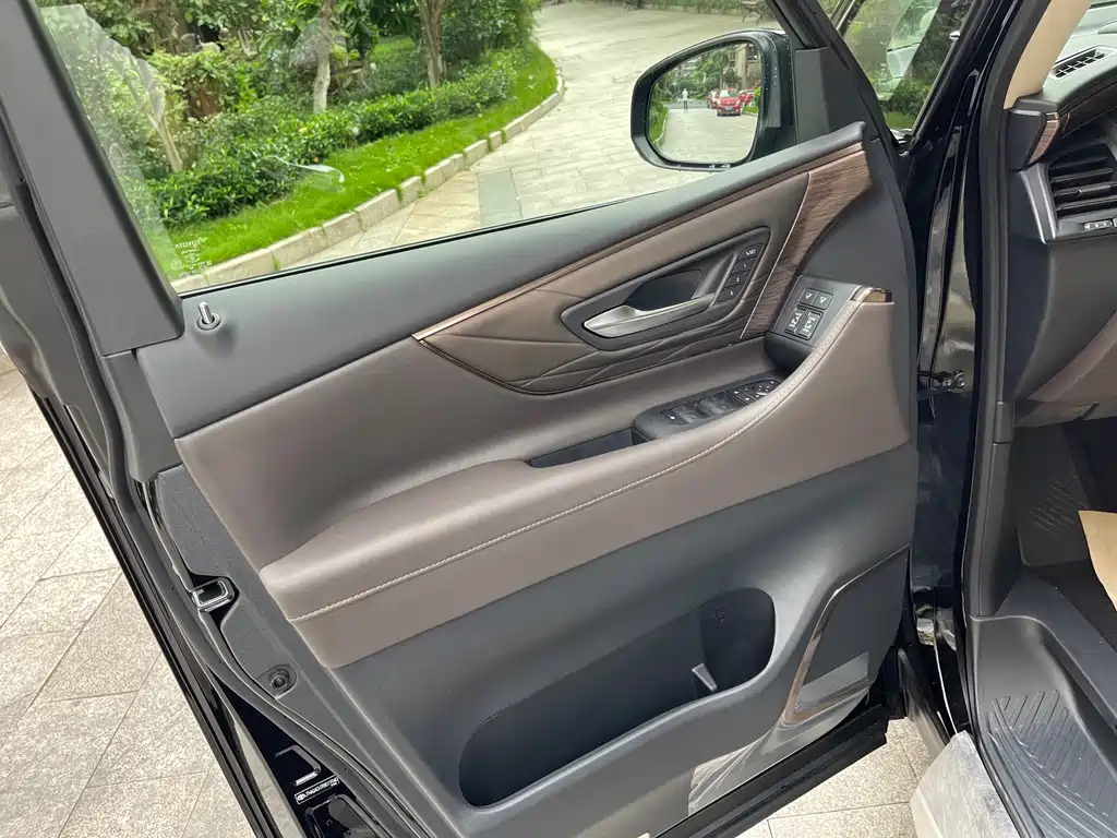 Toyota Alphard — фото 4