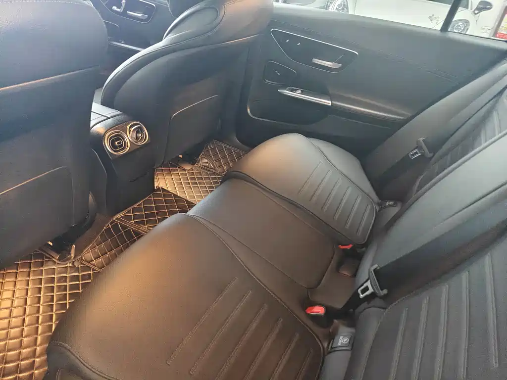 Mercedes-Benz C-Class 2023 — фото 10