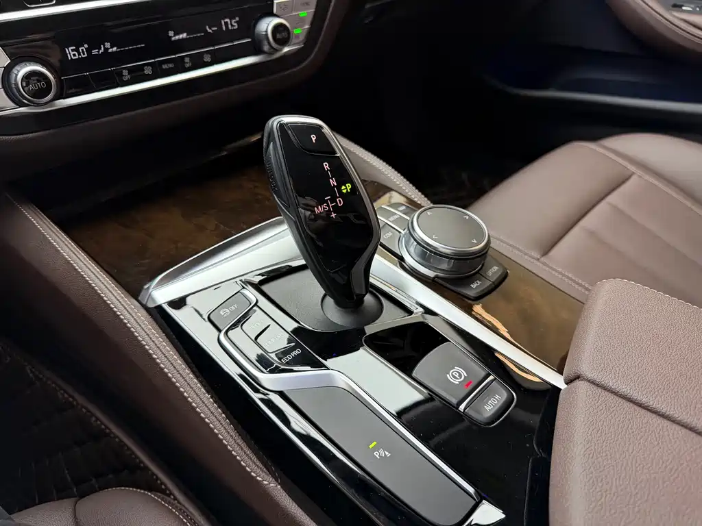 BMW 5 Series 2019 — фото 13