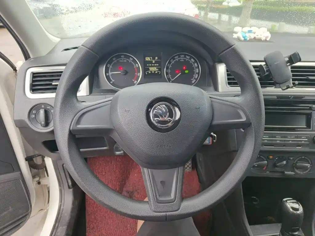 Skoda Rapid Spaceback 2015 — фото 11