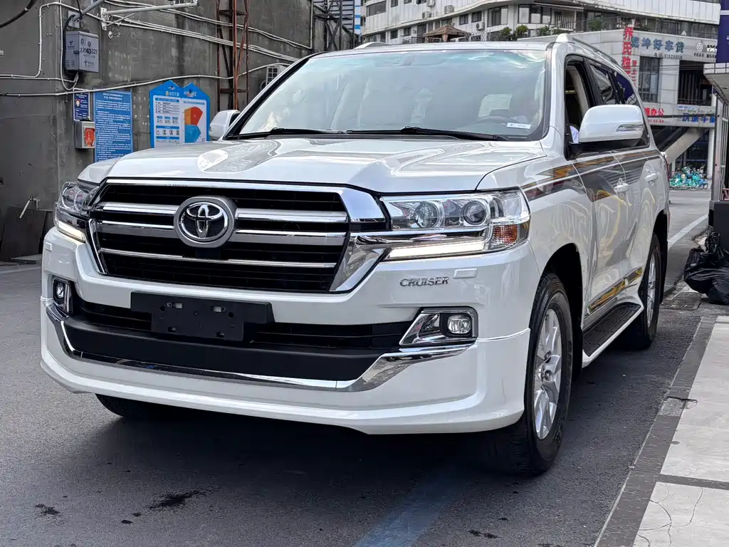 Toyota Land Cruiser 2017 — фото 1