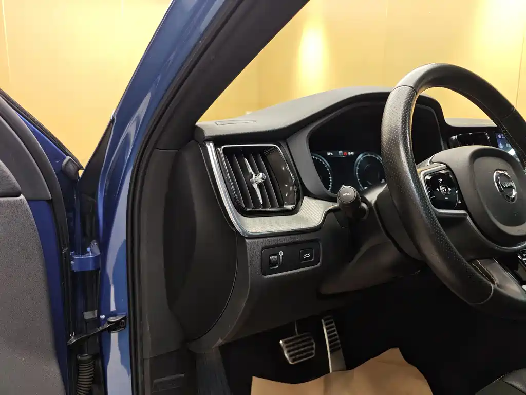 Volvo XC60 2018 — фото 11