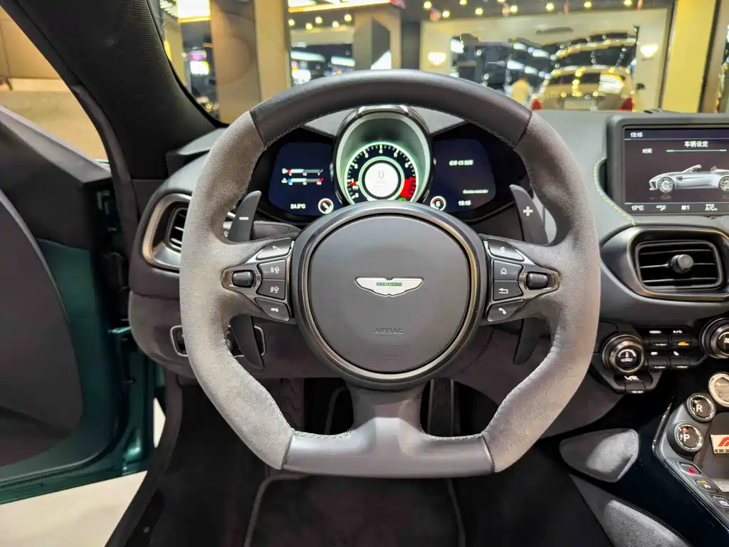 Aston Martin V8 Vantage 2022 — фото 13