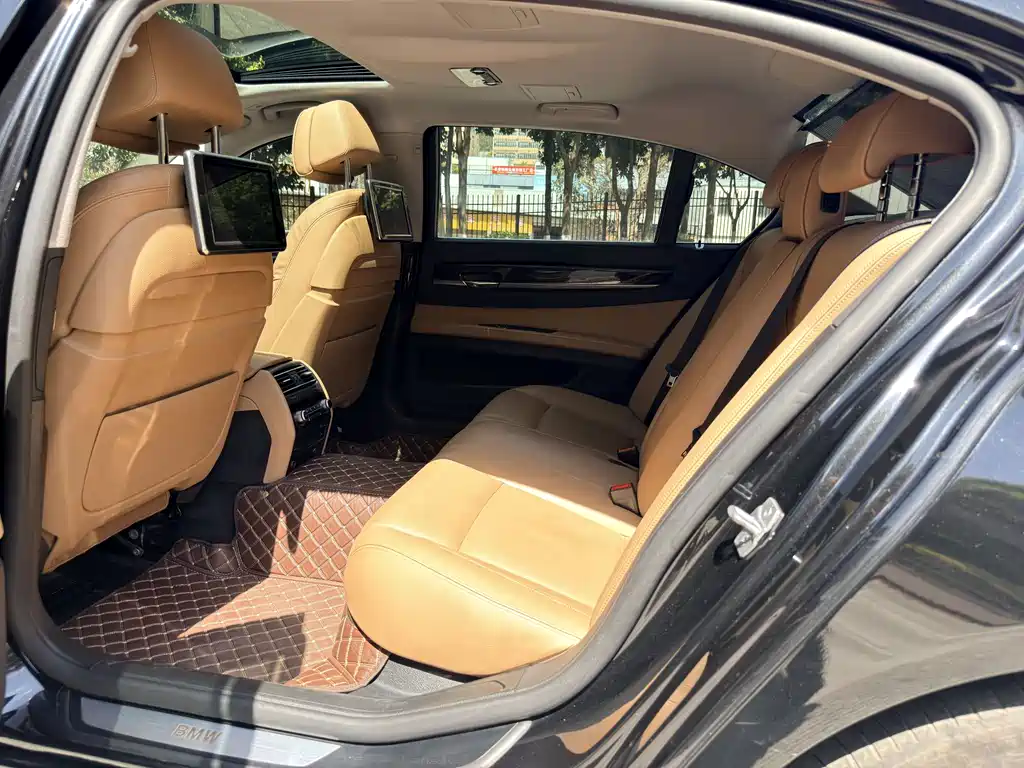 BMW 7 Series 2013 — фото 13