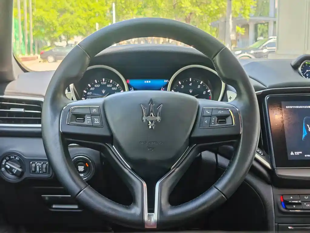 Maserati Ghibli 2017 — фото 8