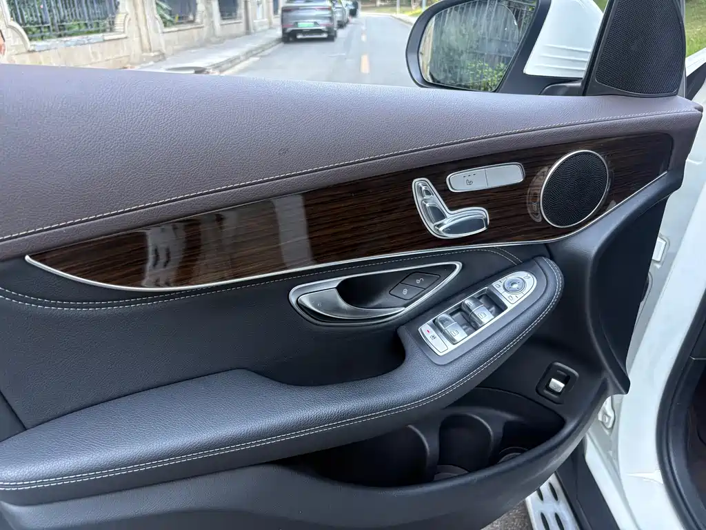 Mercedes-Benz GLC 2017 — фото 13