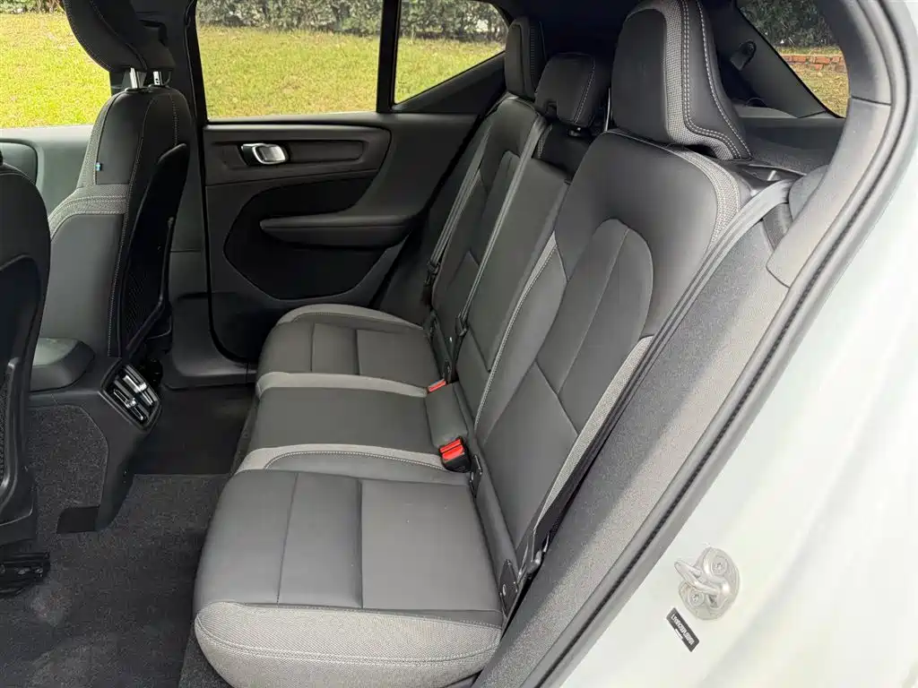 Volvo XC40 2023 — фото 10