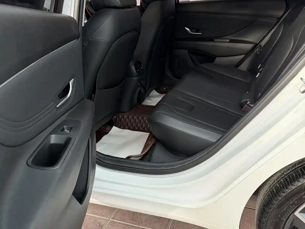 Hyundai Elantra 2023 — фото 15