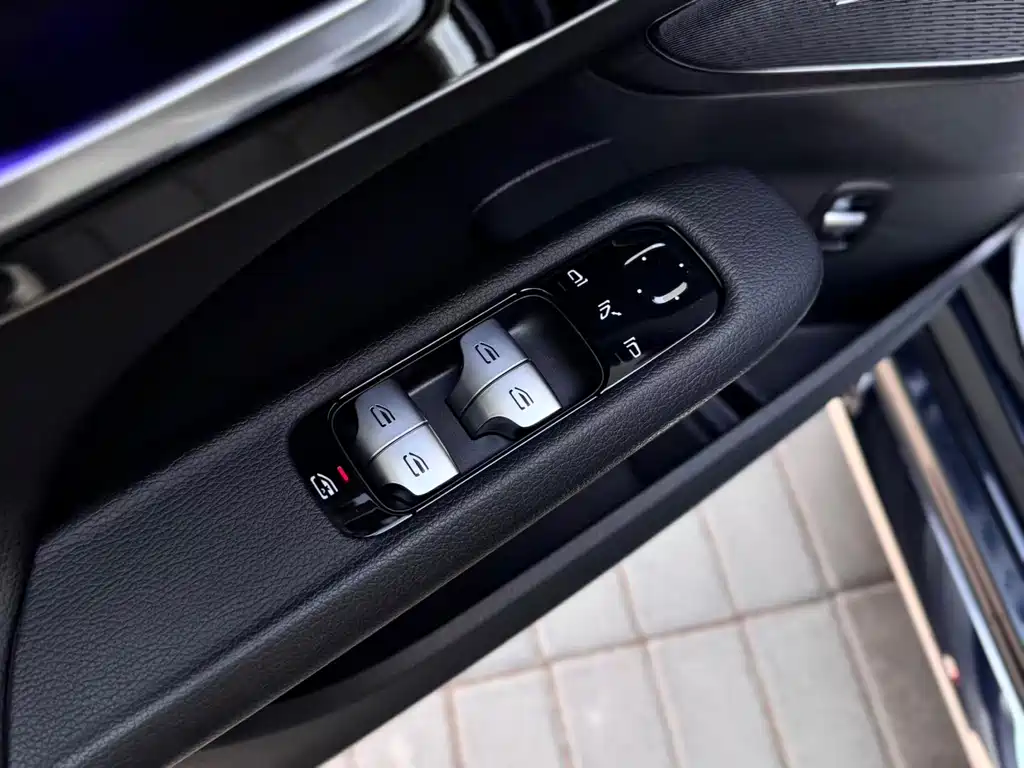 Mercedes-Benz C-Class 2025 — фото 8