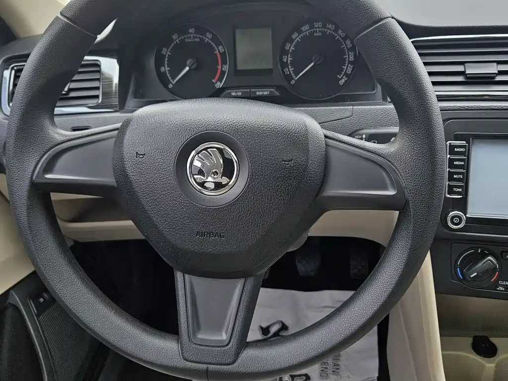 Skoda Rapid 2016 — фото 11