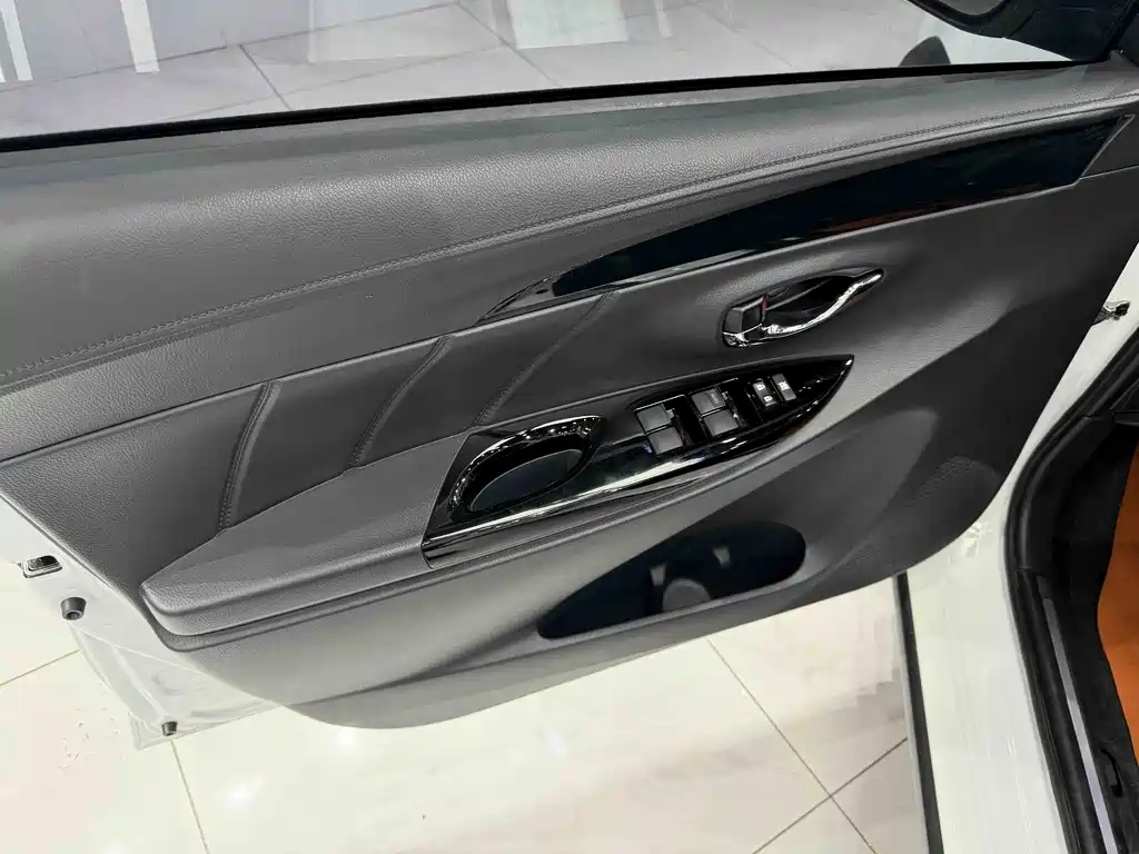 Toyota Yaris L 2022 — фото 8