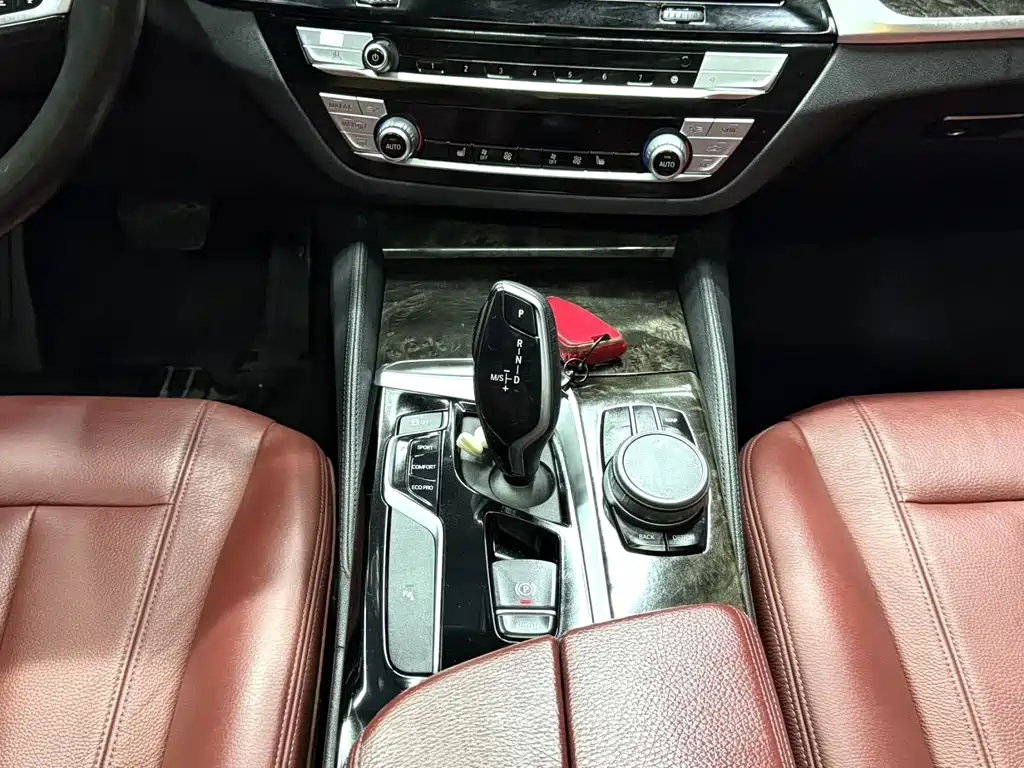 BMW 5 Series 2020 — фото 10