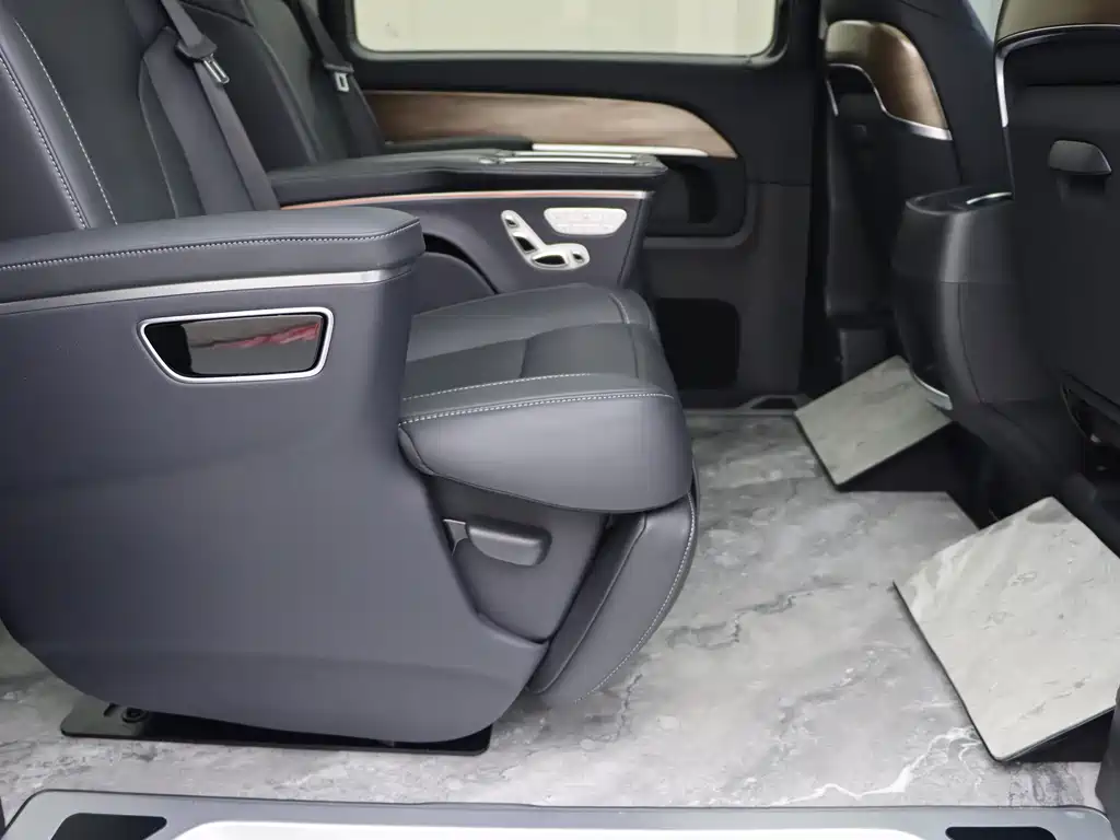 Mercedes-Benz V-Class 2024 — фото 12
