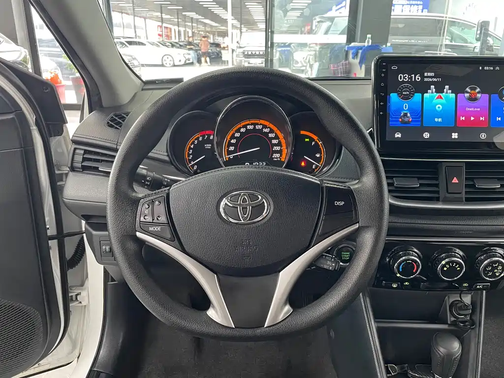 Toyota Yaris L 2022 — фото 9