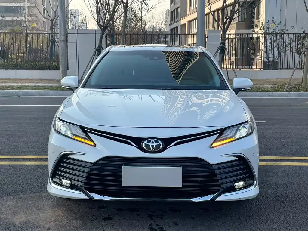 Toyota Camry 2023 — фото 2