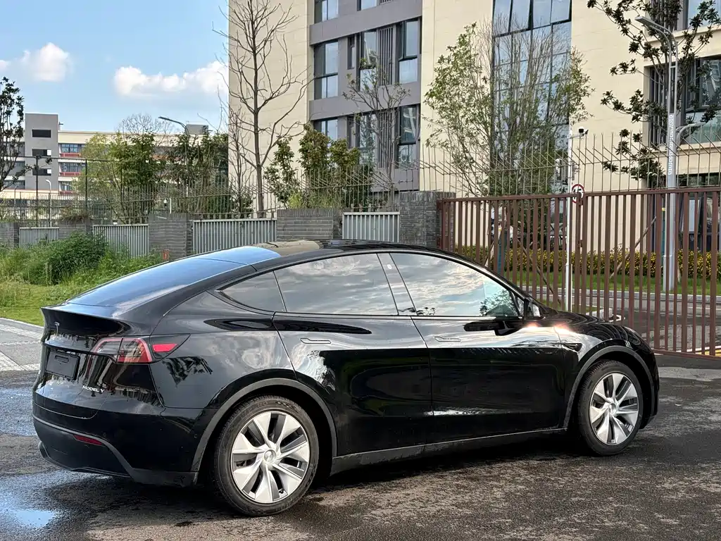 Tesla Model Y 2022 — фото 18