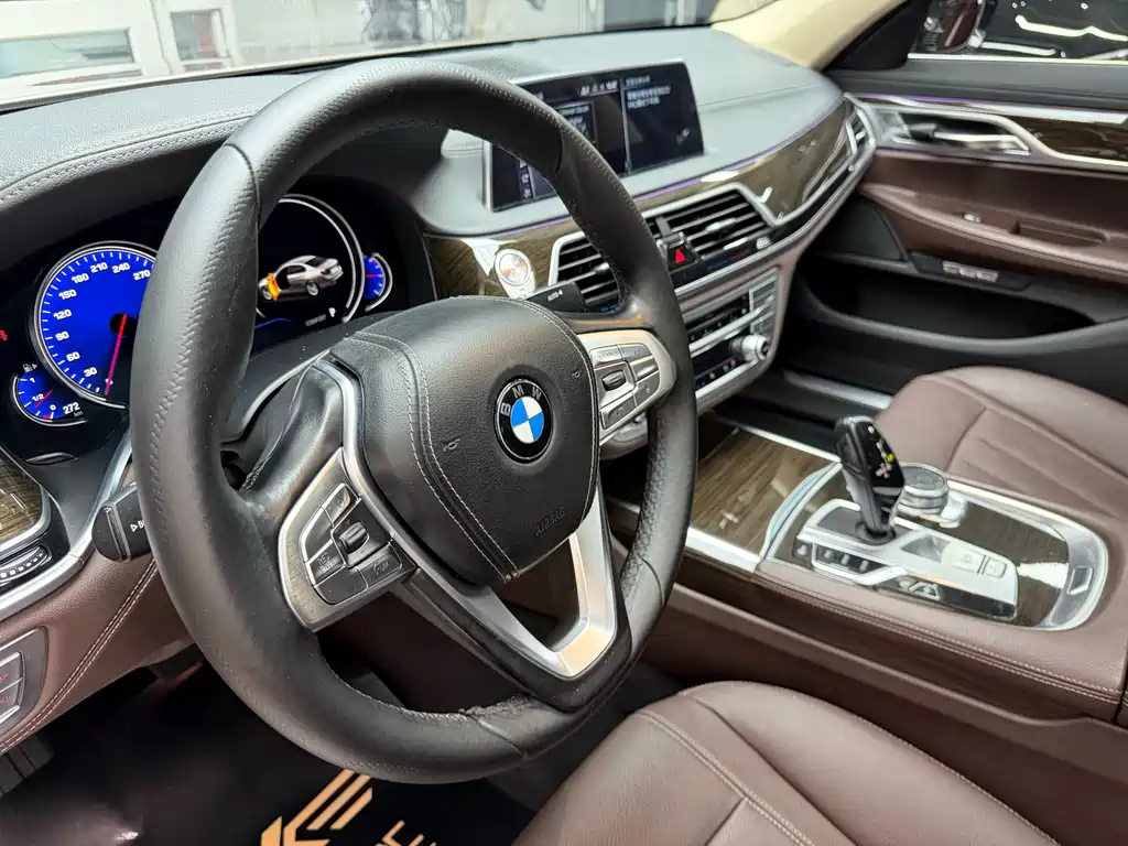 BMW 7 Series 2017 — фото 16