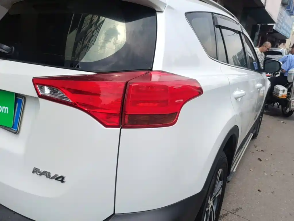 Toyota RAV4 2015 — фото 8