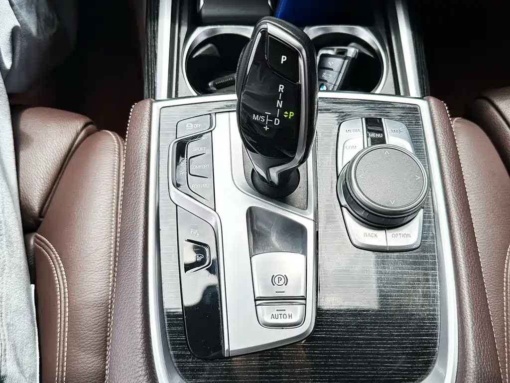 BMW 7 Series 2017 — фото 15
