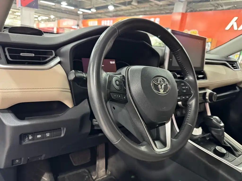 Toyota RAV4 2021 — фото 12