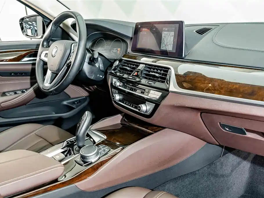 BMW 5 Series 2019 — фото 17