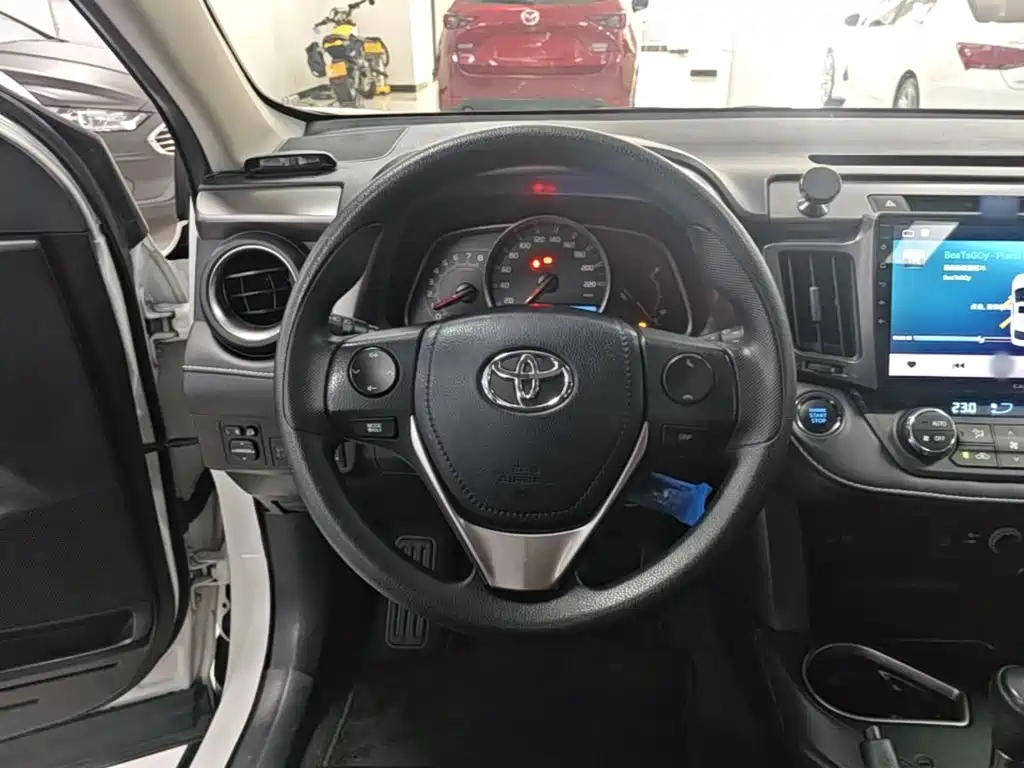 Toyota RAV4 2017 — фото 11