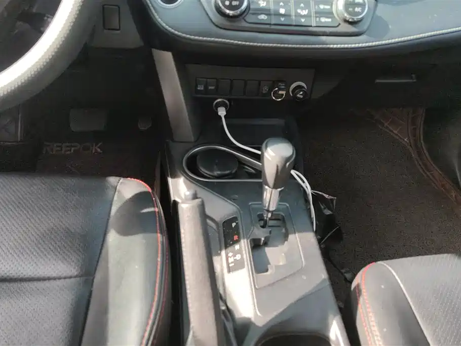 Toyota RAV4 2019 — фото 16