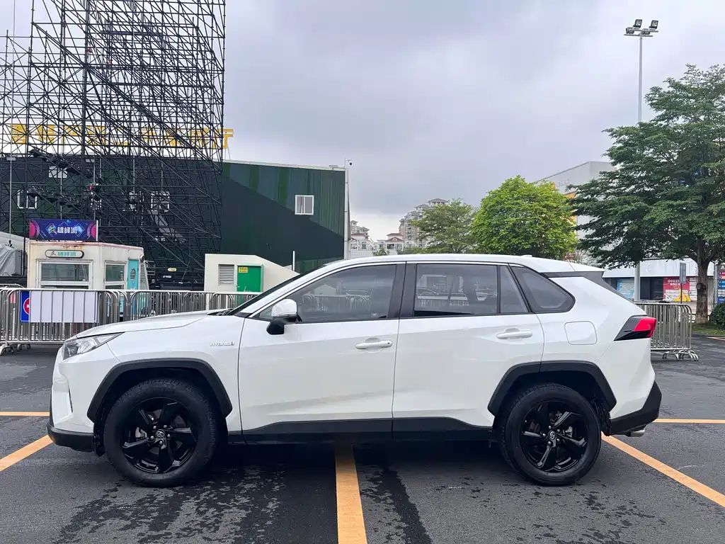Toyota RAV4 2020 — фото 3